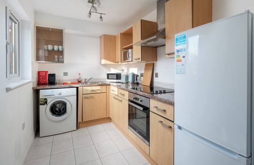 Crawley Apartment | Spacious 1 Bedroom Apartment w/Parking in Crawley