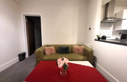 Turnham Green Apartment | Spacious 1 Bedroom Apartment in Chiswick