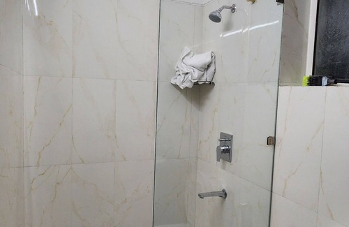 Gomti Nagar Apartment | Spacious 1-bedroom apartment with AC, WiFi in charming Lucknow