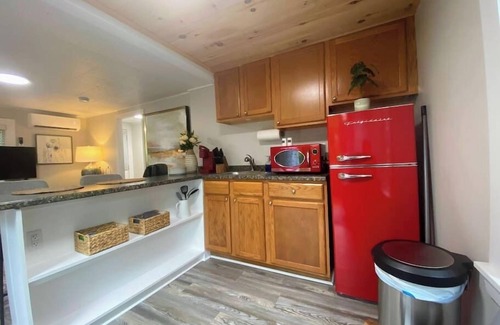 Edgecomb Cottage | Spacious 1 Bedroom Cottage Close to Everything 5