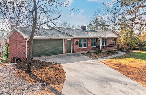 Woodfin Apartment | Spacious 1 Bedroom Guest Suite; Private entrance; less than 10 min DT AVL!