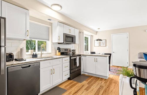 Roseville Apartment | Spacious 1BR End Unit, Heart of Roseville