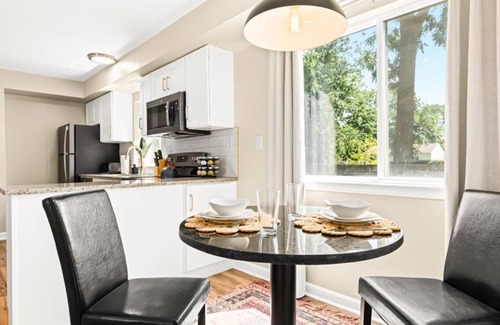 Roseville Apartment | Spacious 1BR End Unit, Heart of Roseville