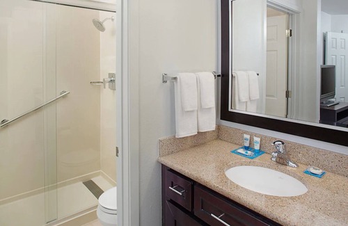 Las Colinas Hotel | Spacious 1BR King w/Pool Access 1 mile from Irving Convention Center
