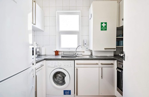 Lea Bridge Apartment | Spacious 2-Bed Apartment, Sleeps 8 in Leyton E10
