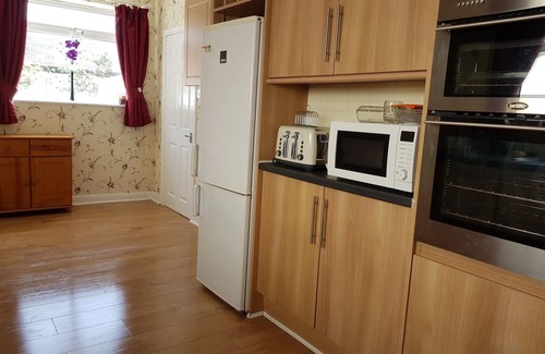 Blackpool House | Spacious 2 bed bungalow. Lovely Vacation Home in a quieter area of Blackpool .