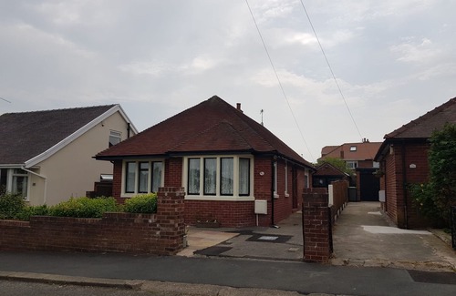 Blackpool House | Spacious 2 bed bungalow. Lovely Vacation Home in a quieter area of Blackpool .
