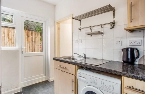 Lewisham Apartment | Spacious 2 bed Ground floor garden flat close to DLR