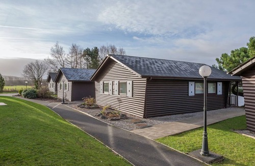 Warton Cabin | Spacious 2-Bed Lodge | Lakeside Resort | Sleeps 6