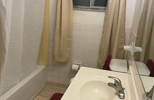 Garfield Heights Apartment | Spacious 2 Bedroom w 2 Queen Beds and full kitchen in Garfield Heights WIFI 17U