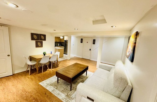 Brampton House | Spacious 2-Bedroom Apartment Near Pearson Airport – Perfect for Families and Groups