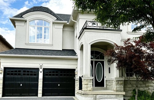 Brampton House | Spacious 2-Bedroom Apartment Near Pearson Airport – Perfect for Families and Groups