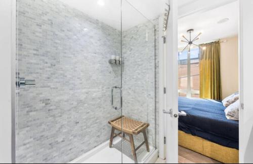Chinatown Apartment | Spacious 2-Bedroom Apartment with Modern Design Keefer St