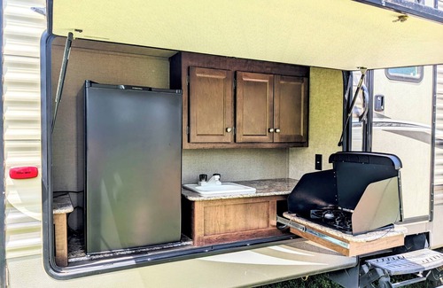Wheatland House | Spacious 2 Bedroom Bunkhouse RV, Farm View, Family and Dog Friendly