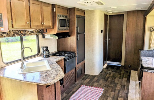 Wheatland House | Spacious 2 Bedroom Bunkhouse RV, Farm View, Family and Dog Friendly