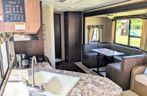Wheatland House | Spacious 2 Bedroom Bunkhouse RV, Farm View, Family and Dog Friendly
