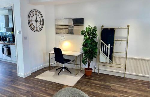 Wimbledon Park Apartment | Spacious 2 Bedroom Home with Garden and Driveway near Wimbledon