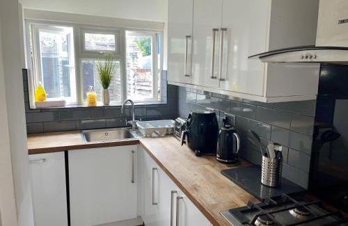 Wimbledon Park Apartment | Spacious 2 Bedroom Home with Garden and Driveway near Wimbledon