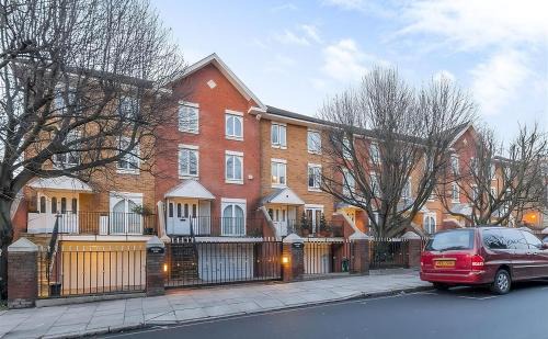 Swiss Cottage House | Spacious 2-bedroom Townhouse with Garden & Patio