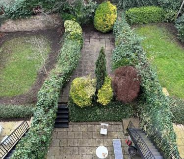 Swiss Cottage House | Spacious 2-bedroom Townhouse with Garden & Patio