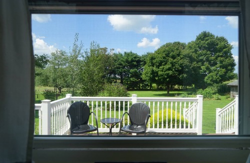 Witmer Cottage | Spacious 2-bedroom cottage ideal for Scrapbooking and Quilting retreats.