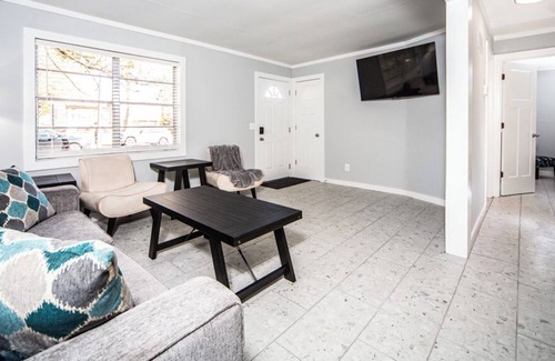 Kansas City House | Spacious 2 Bedroom with Pool Table minutes from EVERYTHING