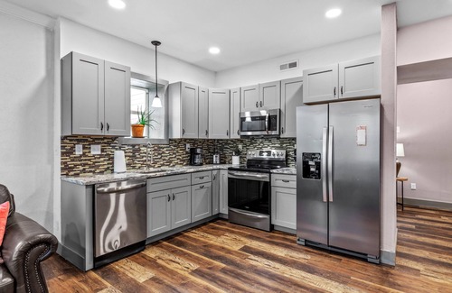 St. Louis Apartment | Spacious 2 BR★Sleep 4★Central Location★Parking