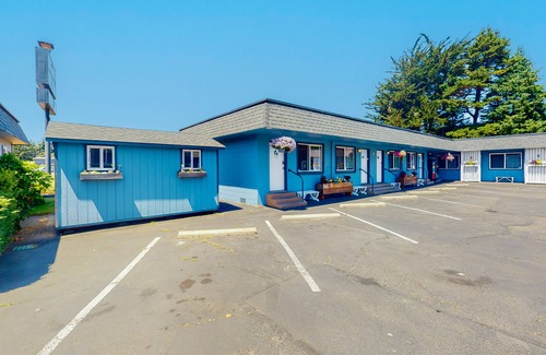 Bandon House | Spacious 2-room combo close to Bandon with cable, WiFi, mini-fridge - dogs OK