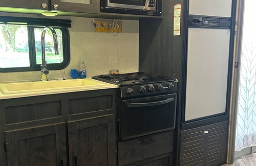 Salem Lakes House | Spacious 27’ RV on horse farm
