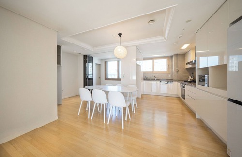 Apgujeong Apartment | Spacious 2bdr 2bth Room in Gangnam 105m2