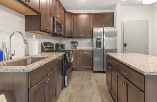 Auburn Hills Apartment | Spacious 2BR/2BA | Gym & Pool