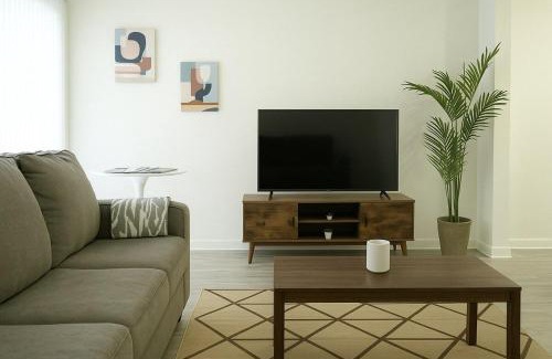 South Redondo Apartment | Spacious 2BR Townhouse - 3 Queens - Sleeps 8