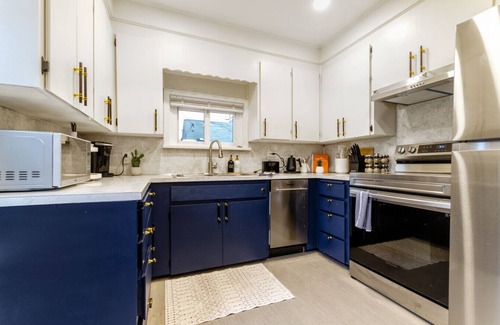 South End House | Spacious 2BR with Massive Yard – Perfect for Events