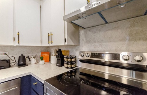 South End House | Spacious 2BR with Massive Yard – Perfect for Events