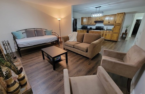 Guildford House | Spacious 3 bed 2 bath full house sleeps 13 Ground Level