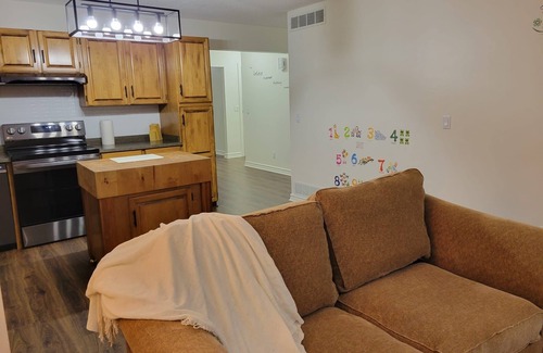 Guildford House | Spacious 3 bed 2 bath full house sleeps 13 Ground Level