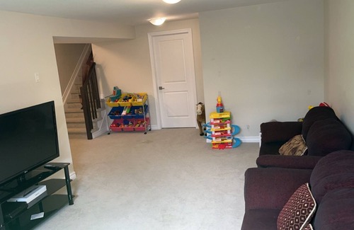 Leitrim House | Spacious 3 bed and 2.5 bathroom townhouse near the airport amazing for relaxing.