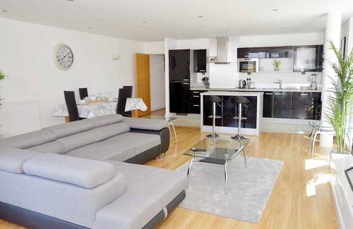 Docklands Apartment | Spacious 3 -Bed Apt close to City Airport & 3 mins walk to ExCel Centrenn