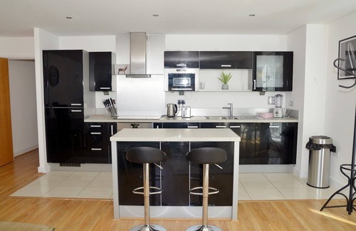 Docklands Apartment | Spacious 3 -Bed Apt close to City Airport & 3 mins walk to ExCel Centrenn