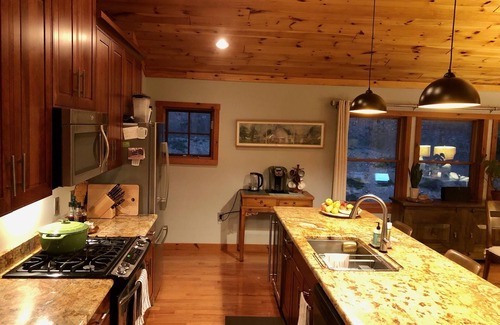 Baker House | Spacious 3 bed cabin with gorgeous valley views!