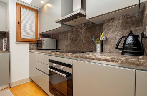 Gumussuyu Mahallesi Apartment | Spacious 3-bedroom apartment with WiFi, AC in lovely Istanbul