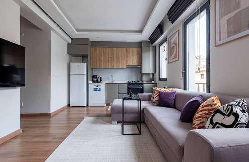 Gumussuyu Mahallesi Apartment | Spacious 3-bedroom apartment with WiFi and AC in wonderful Istanbul