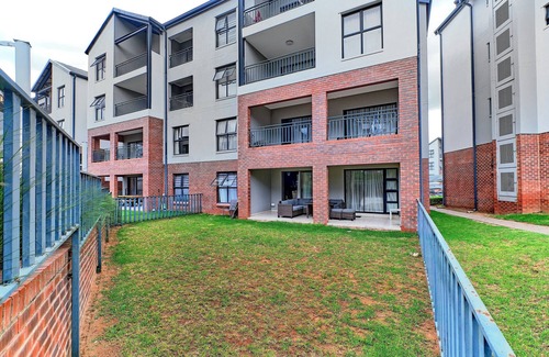 Greater Johannesburg Metropolitan Area Apartment | Spacious 3-bedroom apartment in enjoyable Randburg with WiFi, fitness room