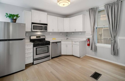 Collegetown Apartment | Spacious 3-bedroom apartment