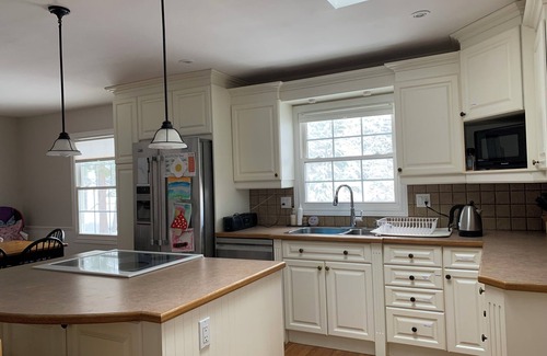 Frontenac Cottage | Spacious 3-bedroom cottage on beautiful Desert Lake with WiFi, AC