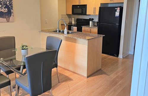 Fairview Condo | Spacious 3 bedroom 2 bathroom condo in the heart of Mississauga w/parking!