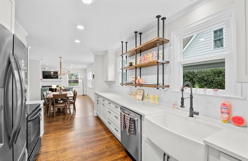 Barclay Downs House | Spacious 3 Bedroom in Myers Park!