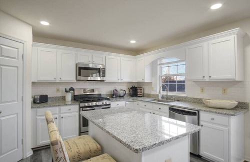 Sterling House | Spacious 3 LVL, 3 BEDR + Attached Baths, Close to Airport ✈ and Attractions