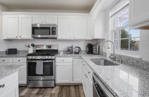 Sterling House | Spacious 3 LVL, 3 BEDR + Attached Baths, Close to Airport ✈ and Attractions