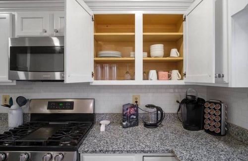 Sterling House | Spacious 3 LVL, 3 BEDR + Attached Baths, Close to Airport ✈ and Attractions